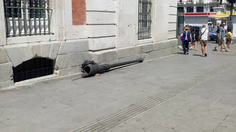Restos de la farola que ha golpeado a una mujer en la Puerta del Sol de Madrid Restos de la farola que ha golpeado a una mujer en la Puerta del Sol de Madrid
