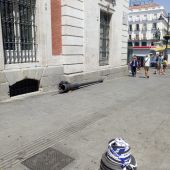 Restos de la farola que ha golpeado a una mujer en la Puerta del Sol de Madrid