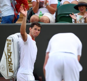 Dominic Thiem saluda al público en Wimbledon Dominic Thiem saluda al público en Wimbledon