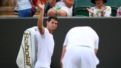 Dominic Thiem saluda al p&uacute;blico en Wimbledon