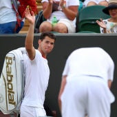 Dominic Thiem saluda al público en Wimbledon