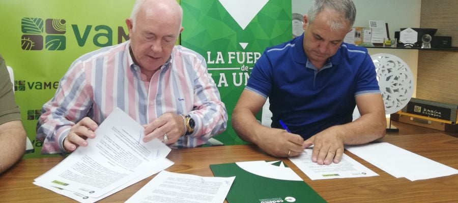 Joaquín Pérez, presidente de Cedelco y Francisco Agulló, presidente de VAME, durante la firma del acuerdo Joaquín Pérez, presidente de Cedelco y Francisco Agulló, presidente de VAME, durante la firma del acuerdo