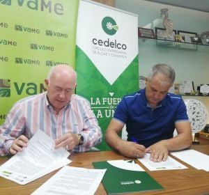 Joaquín Pérez, presidente de Cedelco y Francisco Agulló, presidente de VAME, durante la firma del acuerdo Joaquín Pérez, presidente de Cedelco y Francisco Agulló, presidente de VAME, durante la firma del acuerdo