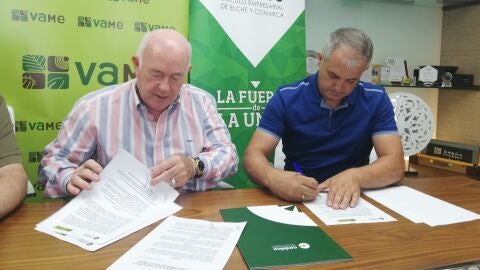 Joaqu&iacute;n P&eacute;rez, presidente de Cedelco y Francisco Agull&oacute;, presidente de VAME, durante la firma del acuerdo