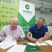 Joaquín Pérez, presidente de Cedelco y Francisco Agulló, presidente de VAME, durante la firma del acuerdo Joaquín Pérez, presidente de Cedelco y Francisco Agulló, presidente de VAME, durante la firma del acuerdo