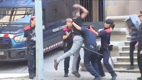 El tío de la víctima de 'La Manada de Manresa' intenta agredir a los acusados: "Te voy a matar" El tío de la víctima de 'La Manada de Manresa' intenta agredir a los acusados: "Te voy a matar"
