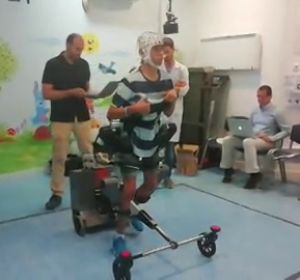 VÍDEO Cómo funciona el exoesqueleto que enseña a caminar a niños con parálisis cerebral VÍDEO Cómo funciona el exoesqueleto que enseña a caminar a niños con parálisis cerebral