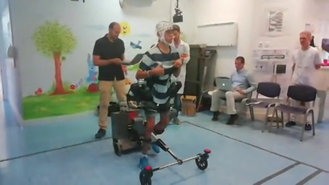 VÍDEO Cómo funciona el exoesqueleto que enseña a caminar a niños con parálisis cerebral VÍDEO Cómo funciona el exoesqueleto que enseña a caminar a niños con parálisis cerebral