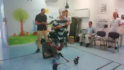 VÍDEO Cómo funciona el exoesqueleto que enseña a caminar a niños con parálisis cerebral VÍDEO Cómo funciona el exoesqueleto que enseña a caminar a niños con parálisis cerebral