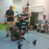 VÍDEO Cómo funciona el exoesqueleto que enseña a caminar a niños con parálisis cerebral