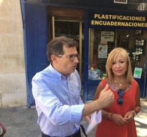 Javier García y Elena Bonet, concejales del Partido Popular, durante el comunicado. Javier García y Elena Bonet, concejales del Partido Popular, durante el comunicado.