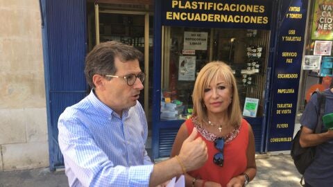 Javier Garc&iacute;a y Elena Bonet, concejales del Partido Popular, durante el comunicado.