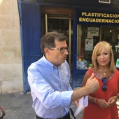 Javier García y Elena Bonet, concejales del Partido Popular, durante el comunicado. Javier García y Elena Bonet, concejales del Partido Popular, durante el comunicado.
