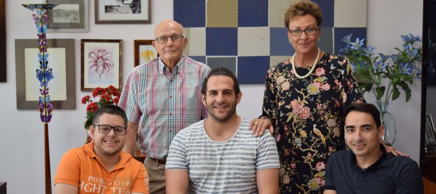 Tomás Mora, María Teresa Pérez, David Sáez, David Torres y César Pastor durante la firma del convenio. Tomás Mora, María Teresa Pérez, David Sáez, David Torres y César Pastor durante la firma del convenio.
