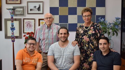 Tom&aacute;s Mora, Mar&iacute;a Teresa P&eacute;rez, David S&aacute;ez, David Torres y C&eacute;sar Pastor durante la firma del convenio.
