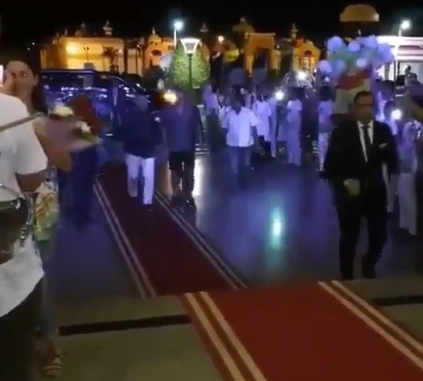 El tremendo recibimiento a Sergio Ramos en Egipto: el himno del Madrid, el de España, flores... El tremendo recibimiento a Sergio Ramos en Egipto: el himno del Madrid, el de España, flores...