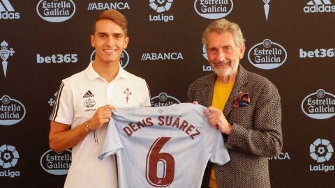 Denis Su&aacute;rez posa con la camiseta del Celta