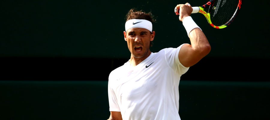 Rafa Nadal devuelve la bola al rival durante el partido Rafa Nadal devuelve la bola al rival durante el partido