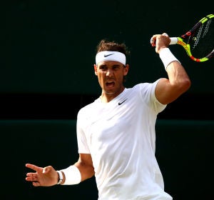 Rafa Nadal devuelve la bola al rival durante el partido Rafa Nadal devuelve la bola al rival durante el partido