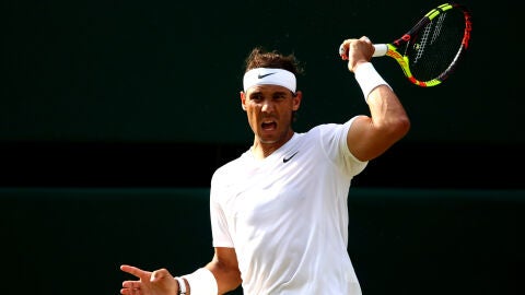 Rafa Nadal devuelve la bola al rival durante el partido