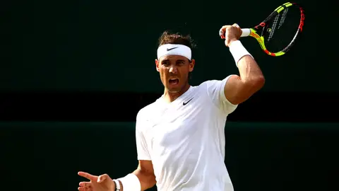 Rafa Nadal devuelve la bola al rival durante el partido Rafa Nadal devuelve la bola al rival durante el partido