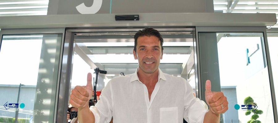 Buffon pasa el reconocimiento médico con la Juventus Buffon pasa el reconocimiento médico con la Juventus