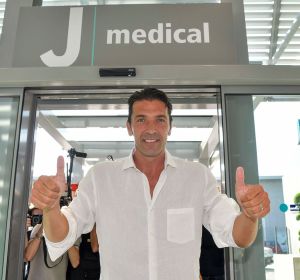 Buffon pasa el reconocimiento médico con la Juventus Buffon pasa el reconocimiento médico con la Juventus