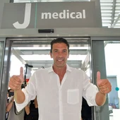 Buffon pasa el reconocimiento médico con la Juventus Buffon pasa el reconocimiento médico con la Juventus