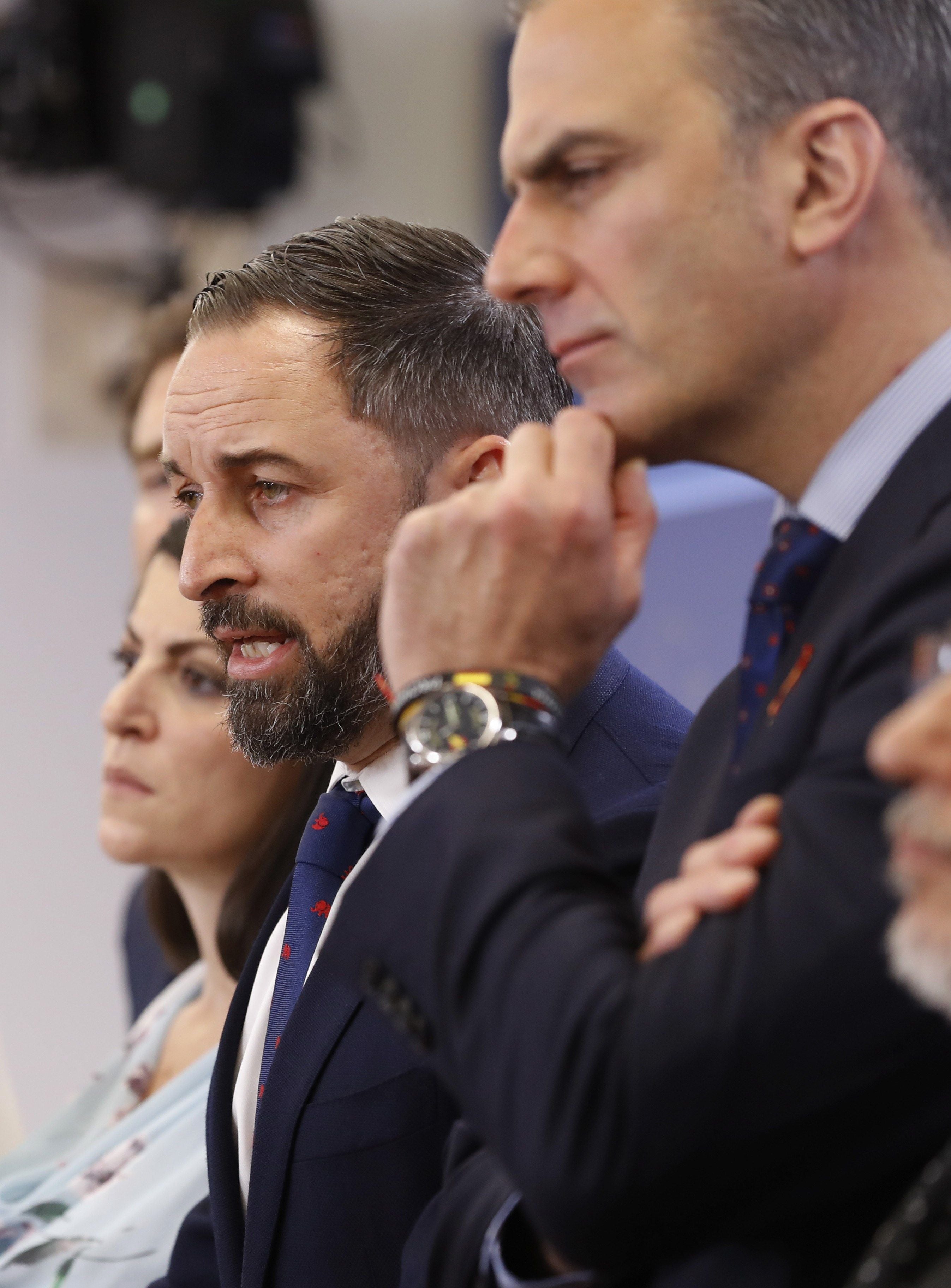 Abascal y Ortega Smith discrepan sobre si Vox debería sentarse a conversar con el PSOE Abascal y Ortega Smith discrepan sobre si Vox debería sentarse a conversar con el PSOE