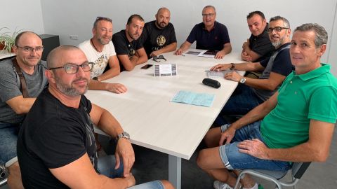 El Ayuntamiento de Elche se compromete a mediar entre los ciclistas y el Seprona para evitar nuevas multas. El Ayuntamiento de Elche se compromete a mediar entre los ciclistas y el Seprona para evitar nuevas multas.