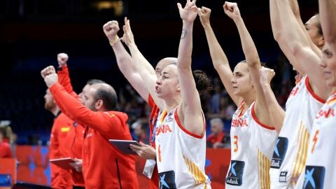 Las jugadoras de la selecci&oacute;n espa&ntilde;ola celebran el triunfo