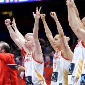 Las jugadoras de la selección española celebran el triunfo