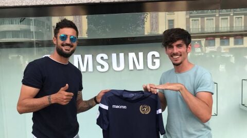 Javi Poves, presidente del Flat Earth FC, junto a Sergio Prendes (d), ex jugador del Alcorc&oacute;n y Legan&eacute;s en segunda divisi&oacute;n y Consejero del club.
