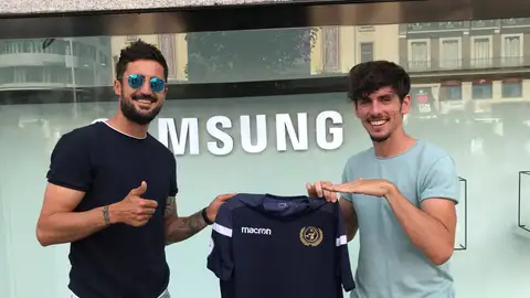Javi Poves, presidente del Flat Earth FC, junto a Sergio Prendes (d), ex jugador del Alcorcón y Leganés en segunda división y Consejero del club. Javi Poves, presidente del Flat Earth FC, junto a Sergio Prendes (d), ex jugador del Alcorcón y Leganés en segunda división y Consejero del club.