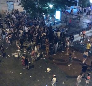 Vecinos protestan por el escándalo durante las fiestas del Orgullo en Chueca Vecinos protestan por el escándalo durante las fiestas del Orgullo en Chueca