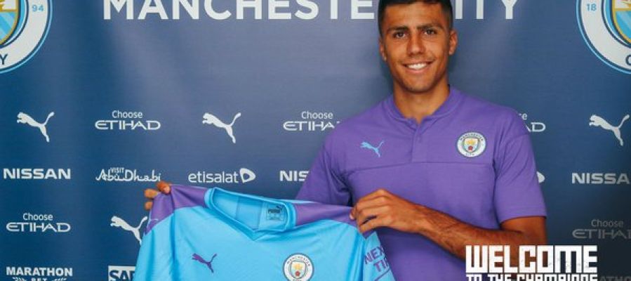 Rodrigo Hernández posa con la camiseta del City Rodrigo Hernández posa con la camiseta del City