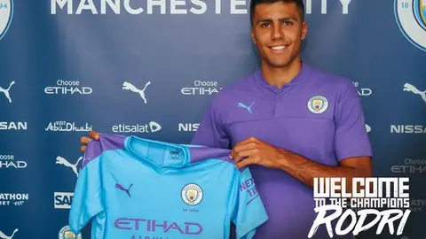 Rodrigo Hernández posa con la camiseta del City Rodrigo Hernández posa con la camiseta del City