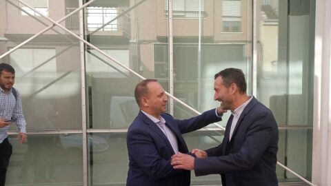 El conseller Ruben Mart&iacute;nez Dalmau y Carlos Gonz&aacute;lez, alcalde de Elche, se saludan. 