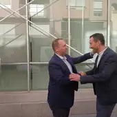 El conseller Ruben Martínez Dalmau y Carlos González, alcalde de Elche, se saludan. El conseller Ruben Martínez Dalmau y Carlos González, alcalde de Elche, se saludan.