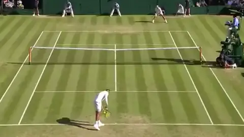 Nick Kyrgios realiza el saque en el partido frente a Rafa Nadal Nick Kyrgios realiza el saque en el partido frente a Rafa Nadal