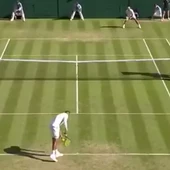 Nick Kyrgios realiza el saque en el partido frente a Rafa Nadal Nick Kyrgios realiza el saque en el partido frente a Rafa Nadal