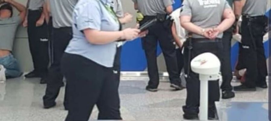 Cuatro turistas detenidos en el aeropuerto de Palma por agredir sexualmente a una joven en Cala Rajada Cuatro turistas detenidos en el aeropuerto de Palma por agredir sexualmente a una joven en Cala Rajada