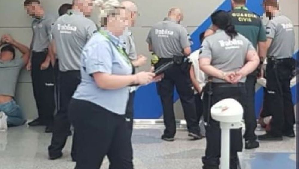 Cuatro turistas detenidos en el aeropuerto de Palma por agredir sexualmente a una joven en Cala Rajada