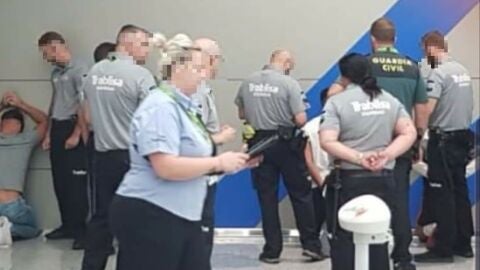 Cuatro turistas detenidos en el aeropuerto de Palma por agredir sexualmente a una joven en Cala Rajada