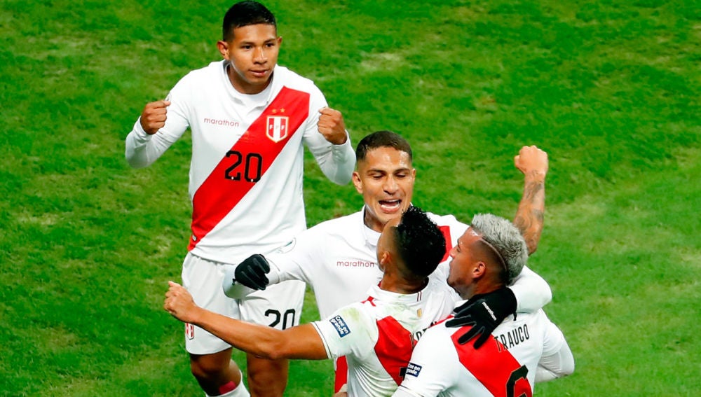 Perú celebra un gol ante Chile