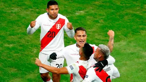 Perú celebra un gol ante Chile Perú celebra un gol ante Chile