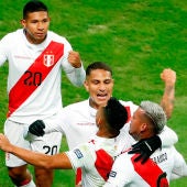 Perú celebra un gol ante Chile