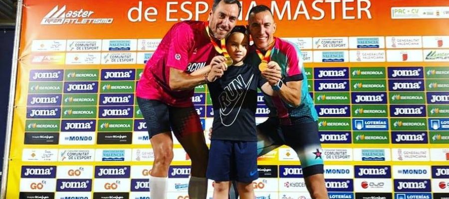 Juan Carlos y Pedro Antonio Esteso posan con su hermano menor y las medallas obtenidas Juan Carlos y Pedro Antonio Esteso posan con su hermano menor y las medallas obtenidas