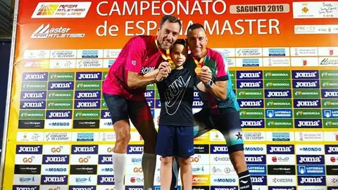 Juan Carlos y Pedro Antonio Esteso posan con su hermano menor y las medallas obtenidas Juan Carlos y Pedro Antonio Esteso posan con su hermano menor y las medallas obtenidas