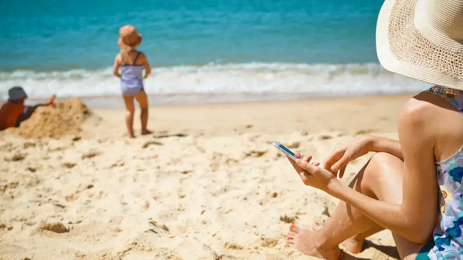 Disfruta del verano siendo responsable con tu uso de la tecnología y el de tus hijos Disfruta del verano siendo responsable con tu uso de la tecnología y el de tus hijos